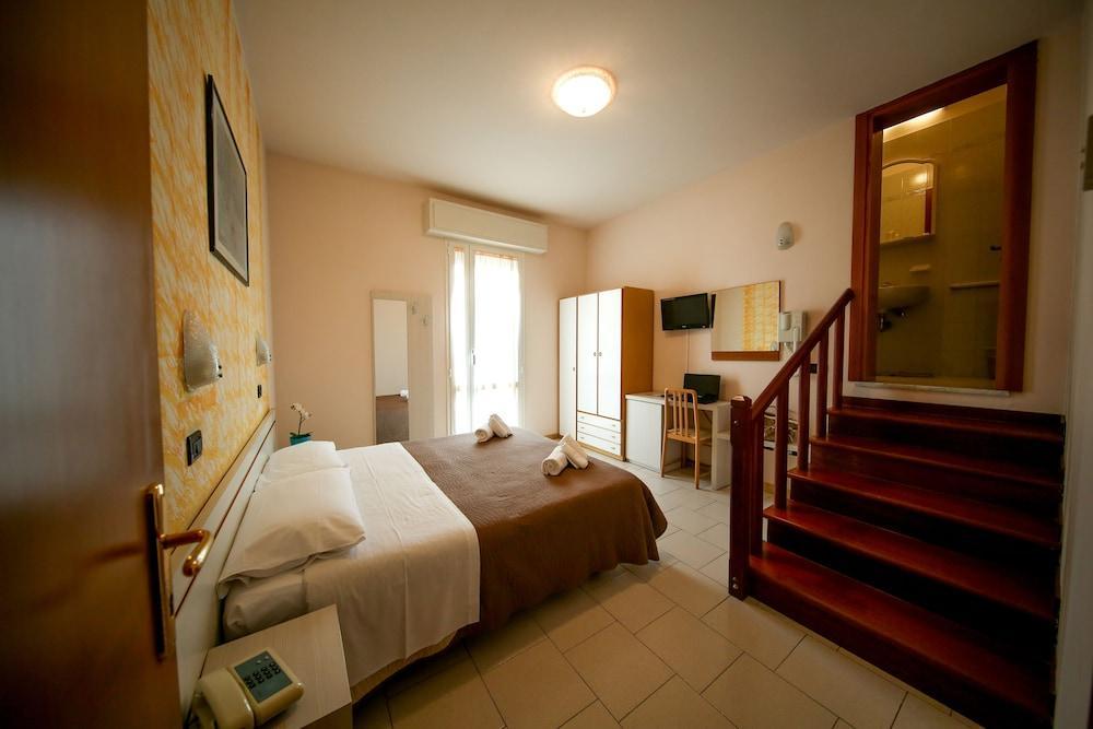 Hotel Petrarca リミニ エクステリア 写真