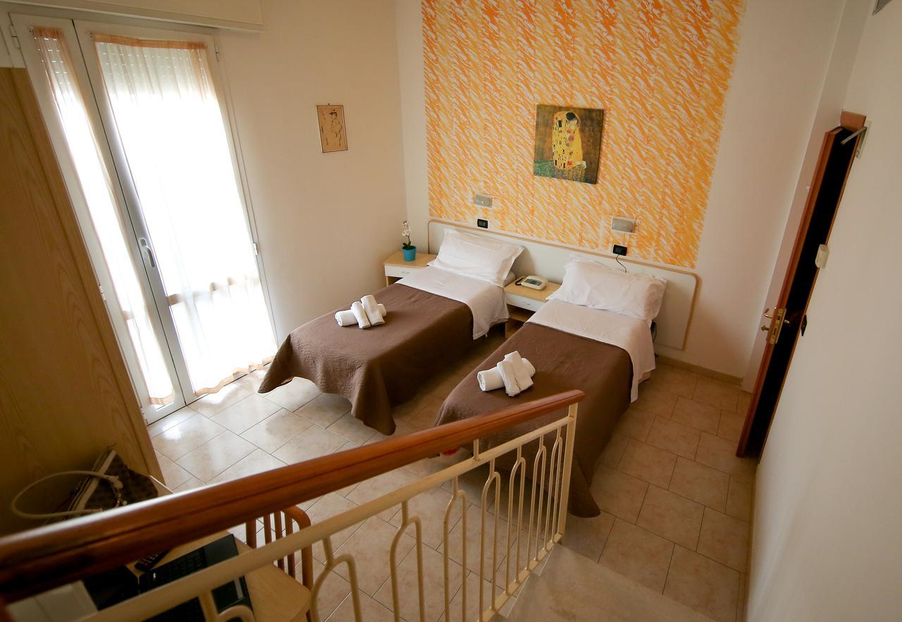 Hotel Petrarca リミニ エクステリア 写真