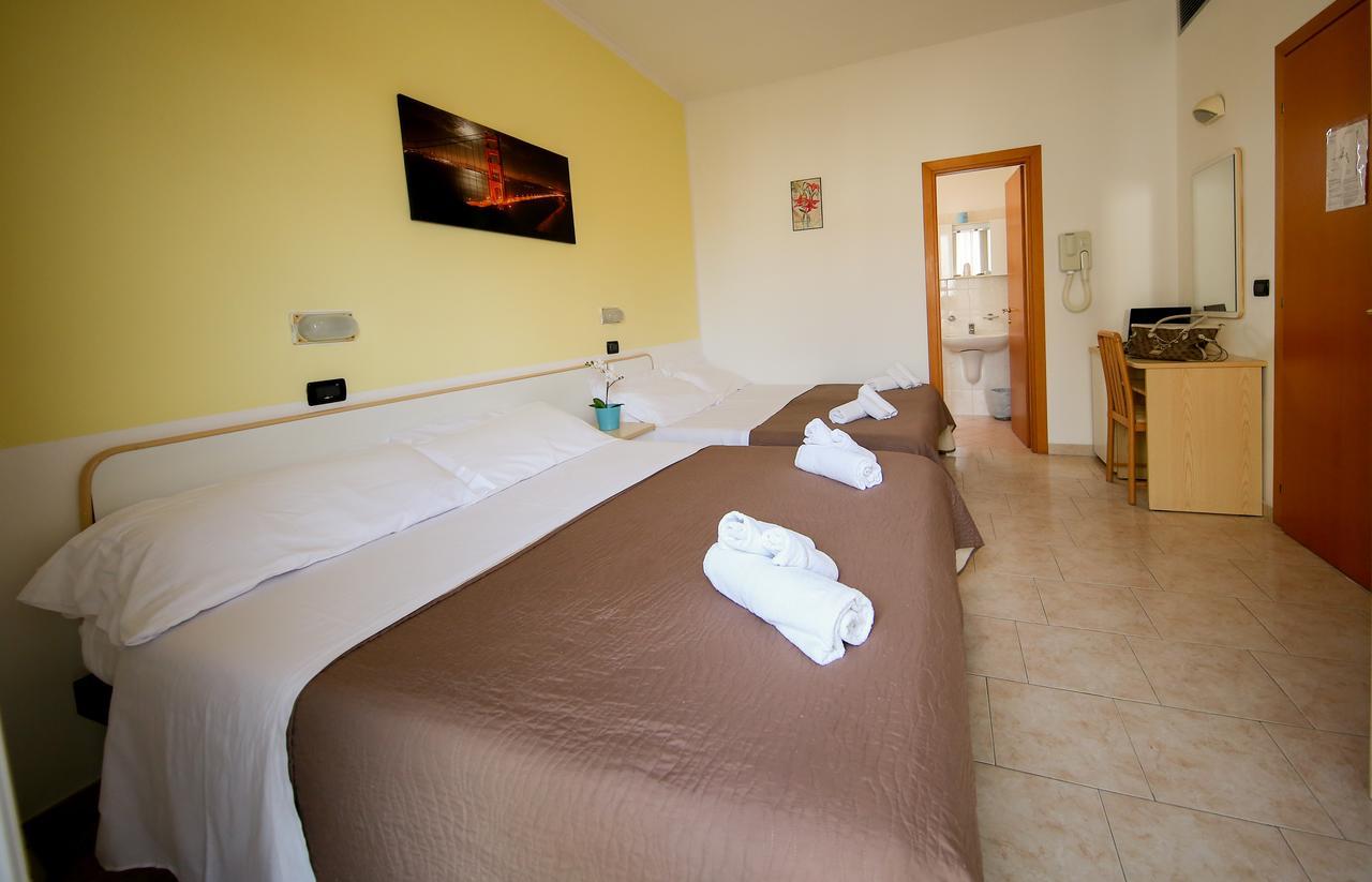 Hotel Petrarca リミニ エクステリア 写真