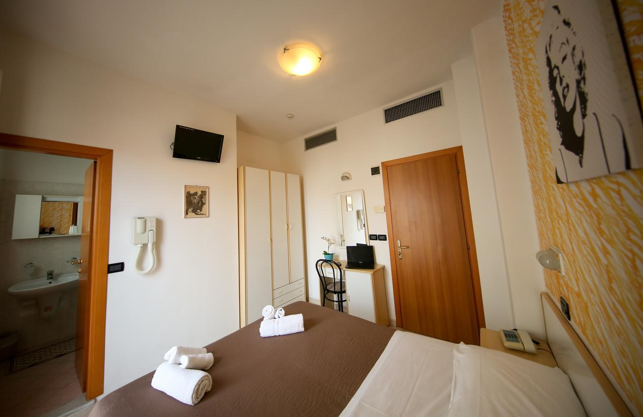 Hotel Petrarca リミニ エクステリア 写真