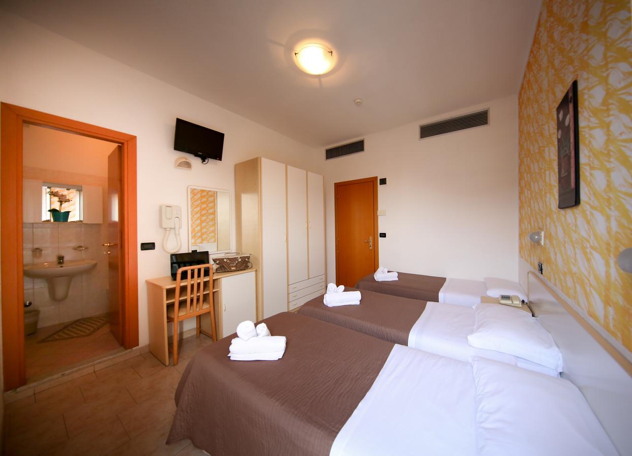 Hotel Petrarca リミニ エクステリア 写真