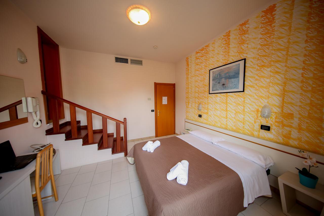 Hotel Petrarca リミニ エクステリア 写真