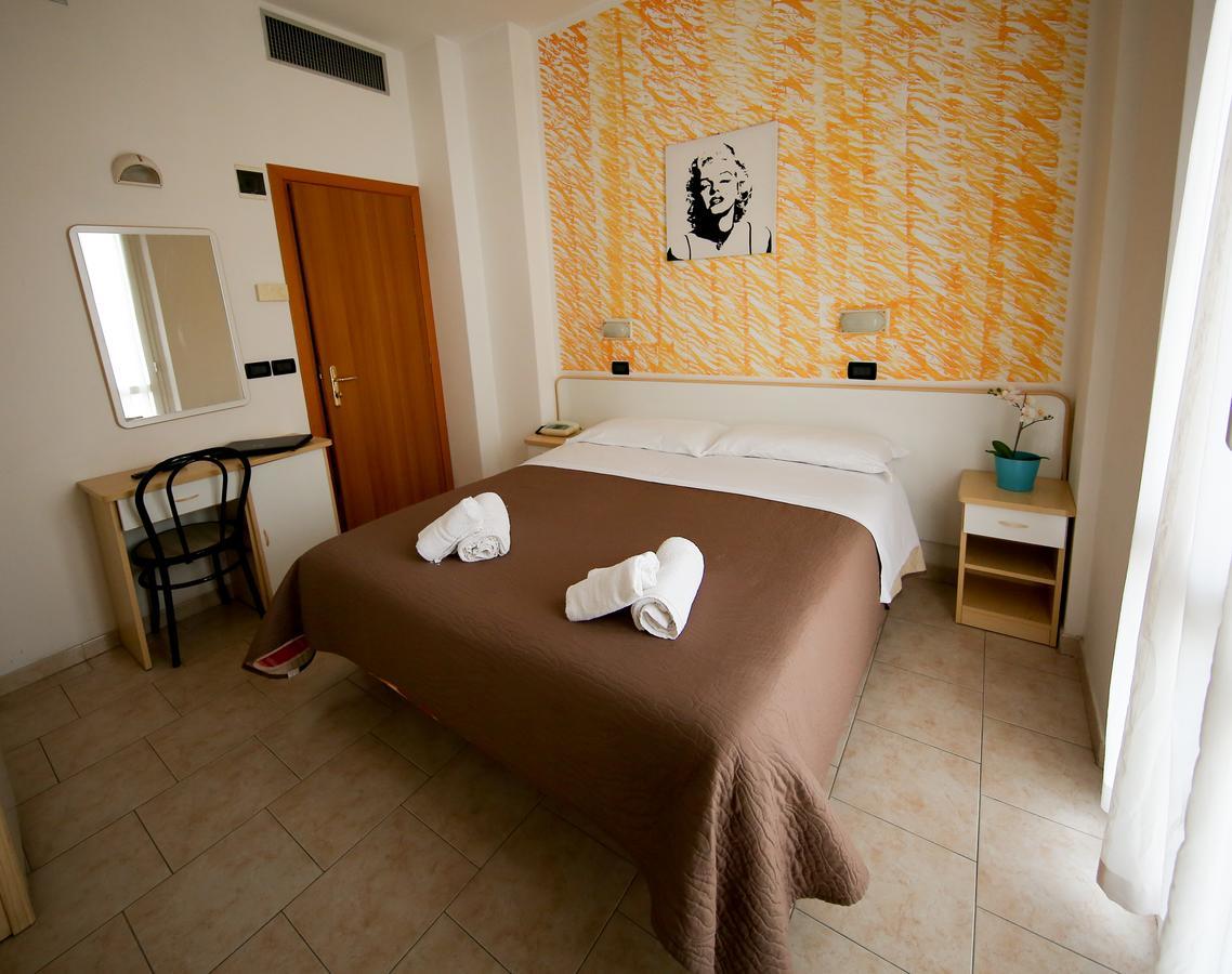 Hotel Petrarca リミニ エクステリア 写真