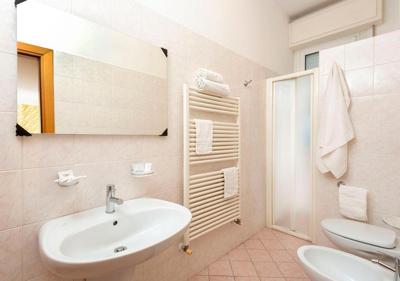 Hotel Petrarca リミニ エクステリア 写真