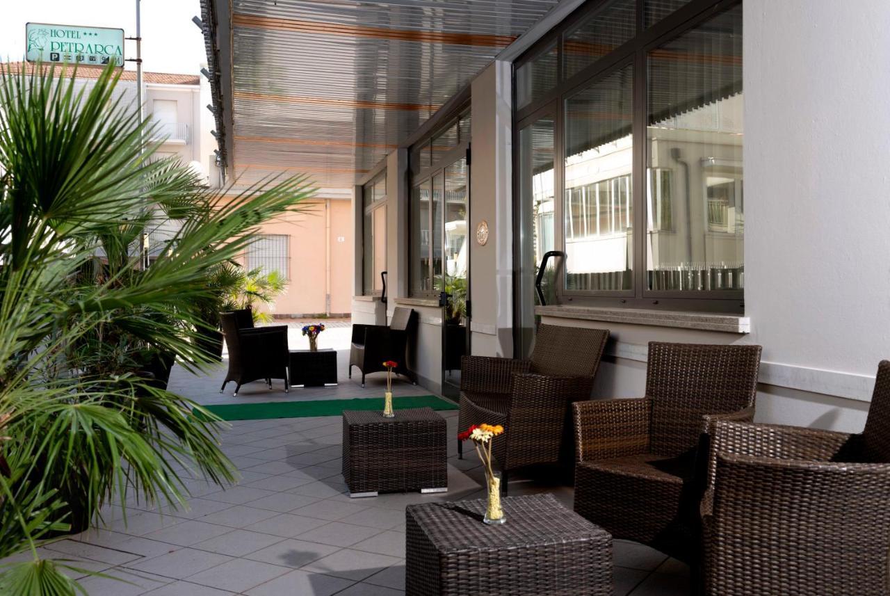Hotel Petrarca リミニ エクステリア 写真