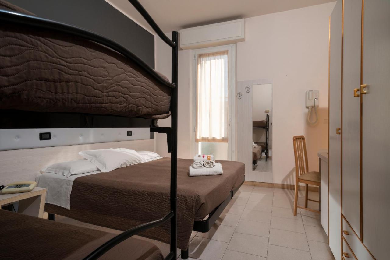 Hotel Petrarca リミニ エクステリア 写真