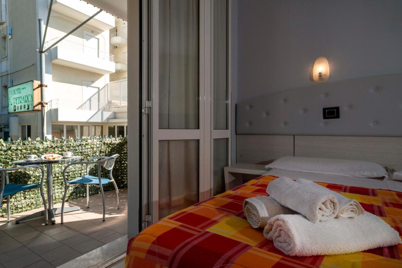 Hotel Petrarca リミニ エクステリア 写真